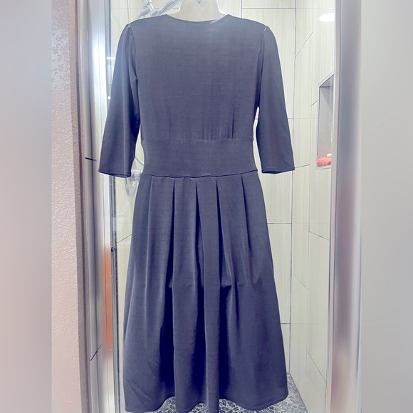 Soft polyester spandex grey dress, excellent condition. Sleeves go past elbows - Picture 2 of 3